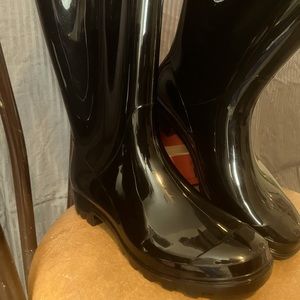 Woman’s size 9 black rain boots